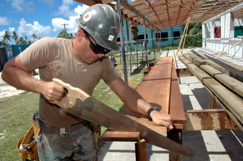 menuisier-CHATEAUNEUF GRASSE-min_worker_construction_building_carpenter_male_job_build_helmet-893290